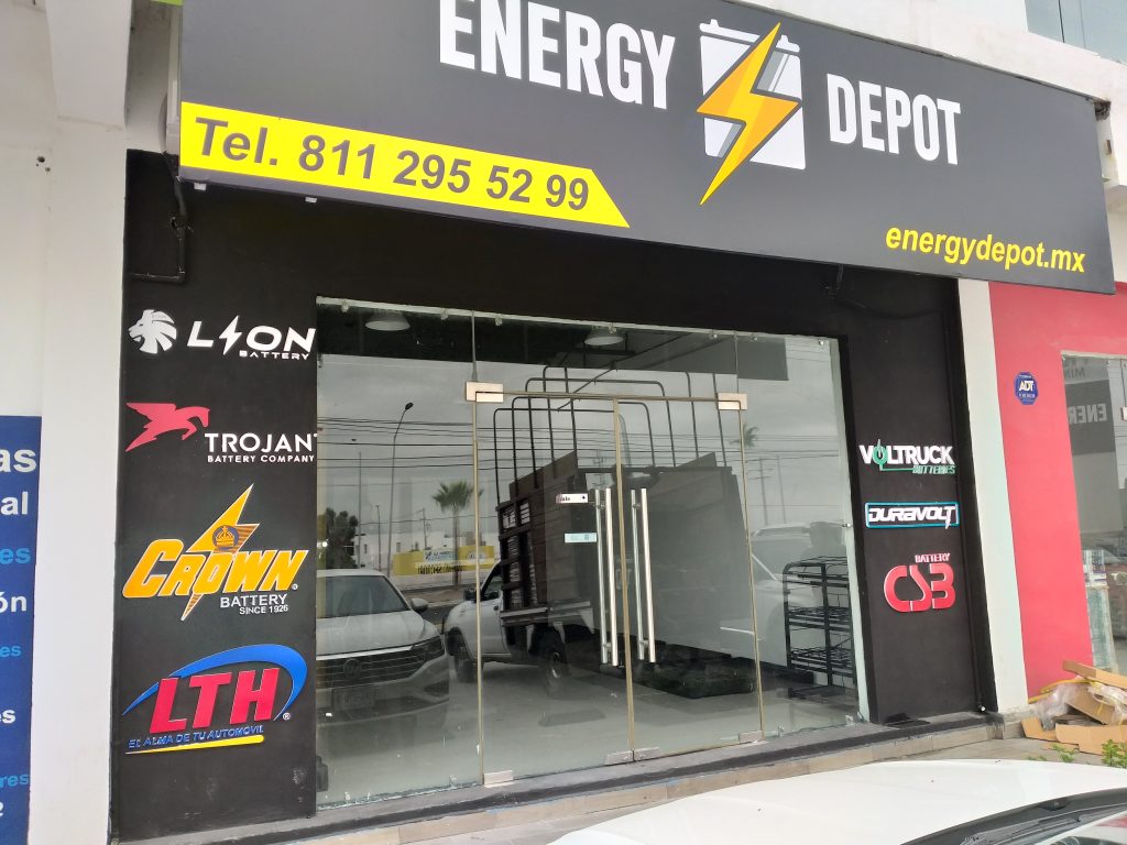 Fachada del primer local de Energy Depot con los logos de sus marcas